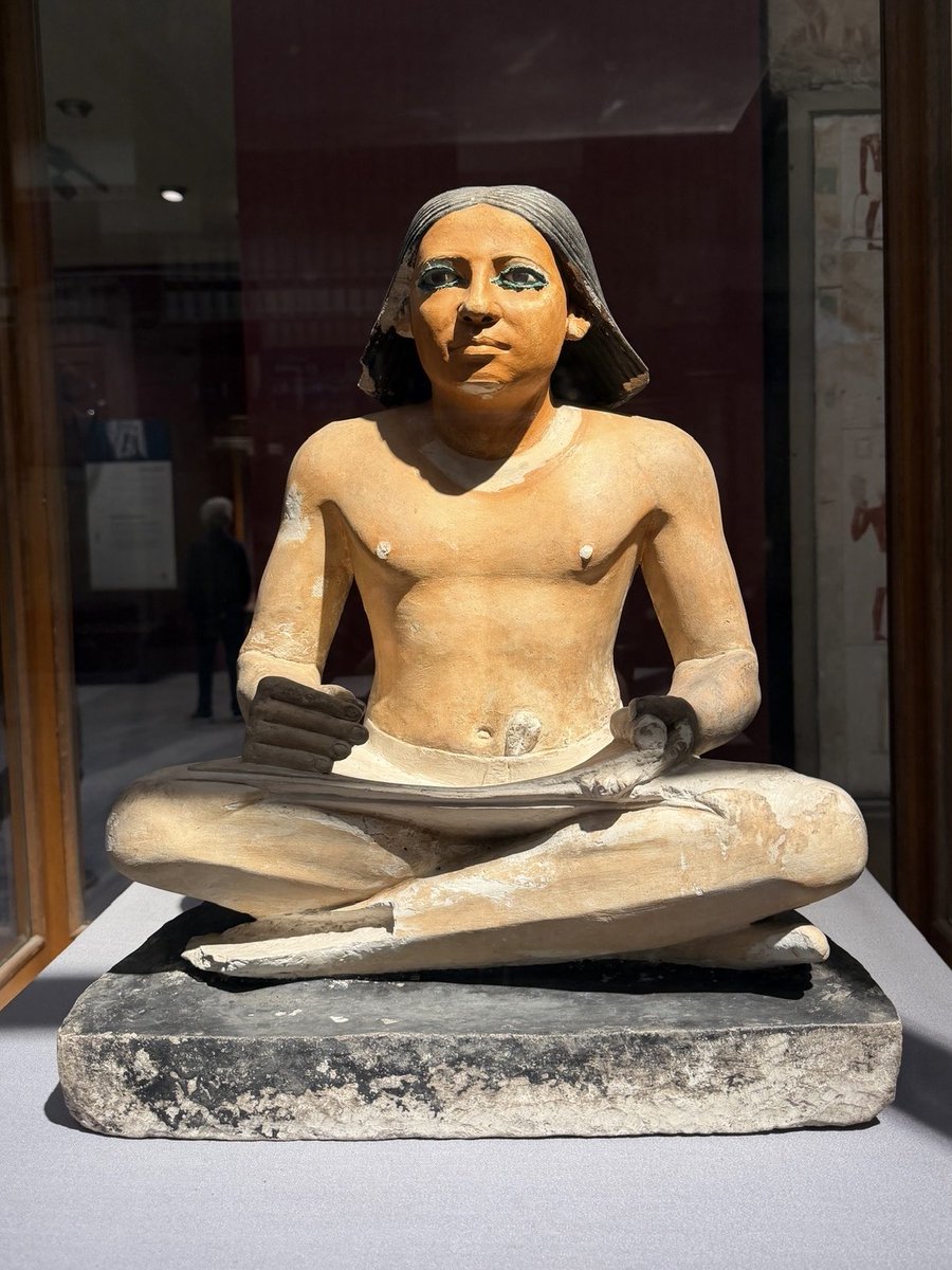 カイロ博物館からの問題です。 これは古代エジプトの書記の座像です