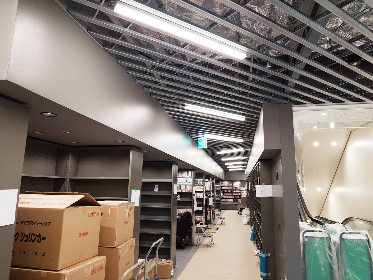 honmal_sanseido's tweet photo. 三省堂書店神田神保町本店の搬入作業中です！まだまだ粗詰めですが、3Fのコミック売場の一部をチラ見せ。また、2Fにも書棚が入りました。こっちには来週から本を入れていきます。いやぁ、楽しいですね！ふふふ。 https://t.co/XjRPmWVepV