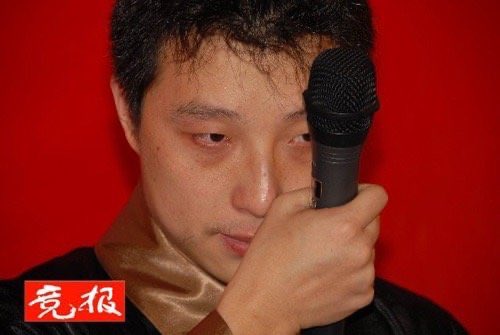 KayXHeifetz's tweet photo. His tears.
“Darkness is your friend; despair is your guide.” 古力 wrote these words on the opening page of the notebook he always carried with him. They were left to him by his father, and accompanied him through the hardest times after his father’s death. https://t.co/nIhGasPnAs
