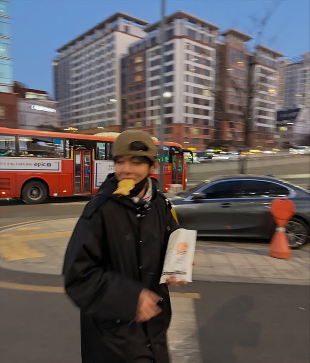 _BTSMoments_'s tweet image. [📸 Instagram Post — #V] (1/5)

🐻 1월 오아리 2월 하지메

(instagram.com/p/DUcpDYfCEdt/…)