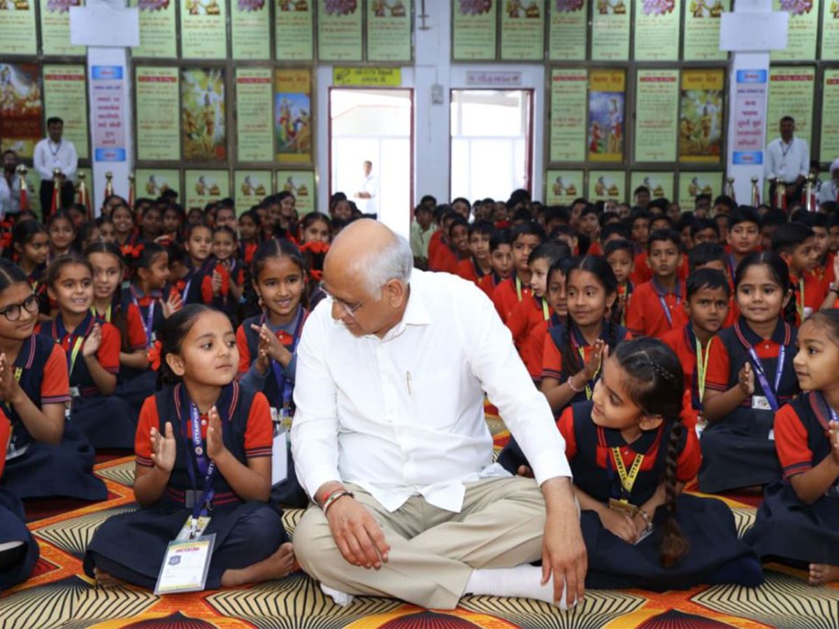 ani_digital's tweet image. From promise made during video interaction to school visit: emotional exchange between Shamya and Chief Minister Bhupendra Patel

Read @ANI Story |
aninews.in/news/national/…

#BhupendraPatel #Shamya #Gujarat
