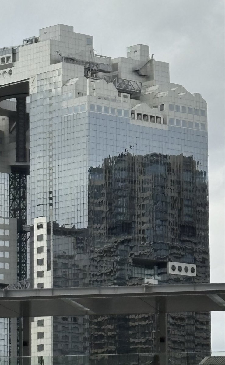 0mipi0's tweet photo. 梅田スカイビルに映っている建物。 https://t.co/eUEVlHKDqx