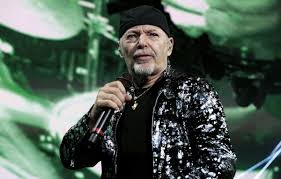 luca_carioli's tweet photo. 74 anni ed è ancora più rock di tutti i rapperini e trapperini che infestano la scena musicale italiana. Buon compleanno Komandante Vasco Rossi 🤘🏼🤘🏼
Anzi, buon Kom - pleanno 🎂
#Blasco #7febbraio
#Leggenda https://t.co/SFbG5GGtTG
