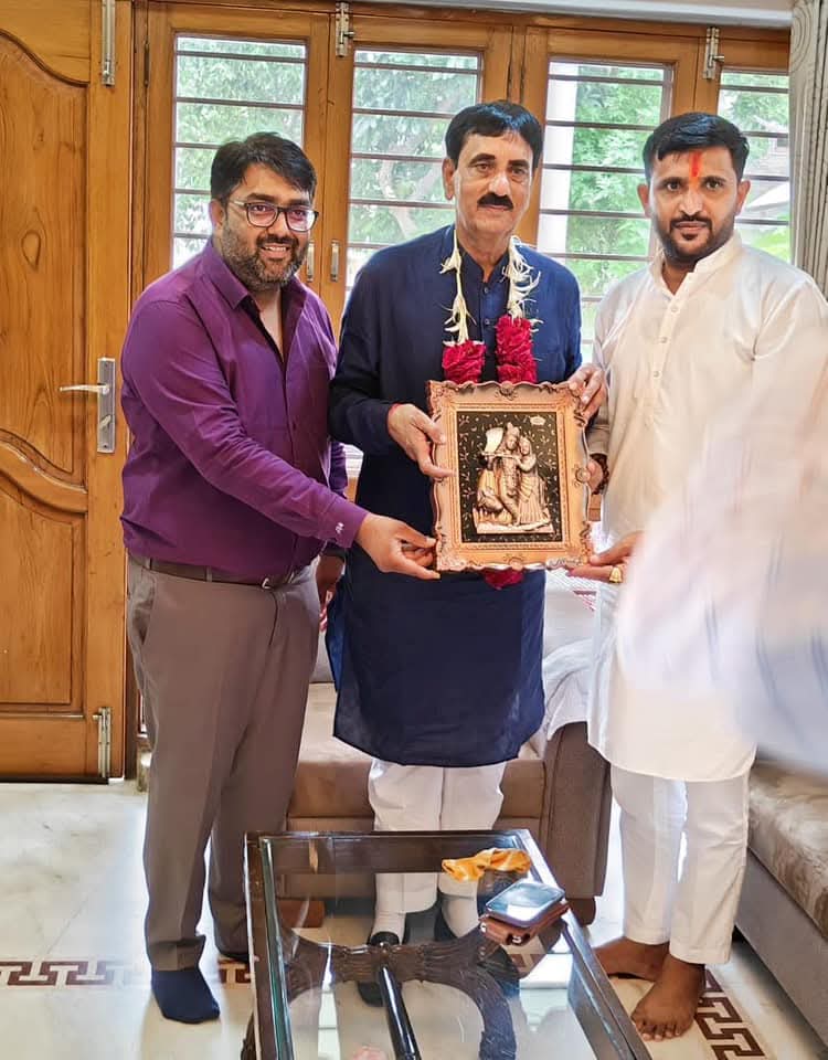 JivrajAal's tweet photo. રબારી સમાજ સાથે સમ્રગ ગુજરાત નું અણમોલ રત્ન ભામાશા રાજ્યસભાના સાંસદ શ્રી બાબુભાઇ જે. દેસાઈ ને  જન્મ દિવસ ની ખુબ ખુબ શુભેચ્છાઓ ..🎊🎉🎂ભગવાન દ્વારકાધીશ દીર્ઘાયુષ્ય અર્પે એજ અભ્યર્થના...👏💐 @babubhaijdesai https://t.co/UUN6PxsfgB