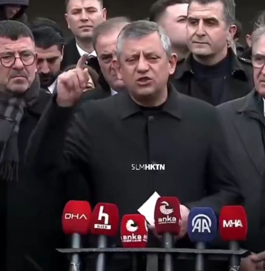 ÖZGÜR ÖZEL ÇIKMIŞ DİYOR Kİ...
“Ordu üç gün emir bekledi… sadece 360 kişi kurtardı…”
Pes!
Bu cümle artık muhalefet değil, bu resmen enkaz üstü dedikodu.
Sen klimalı salonda mikrofon tutarken,
Türk Silahlı Kuvvetleri helikopterle dağa iniyordu, gece görüşle köy arıyordu, kepçenin