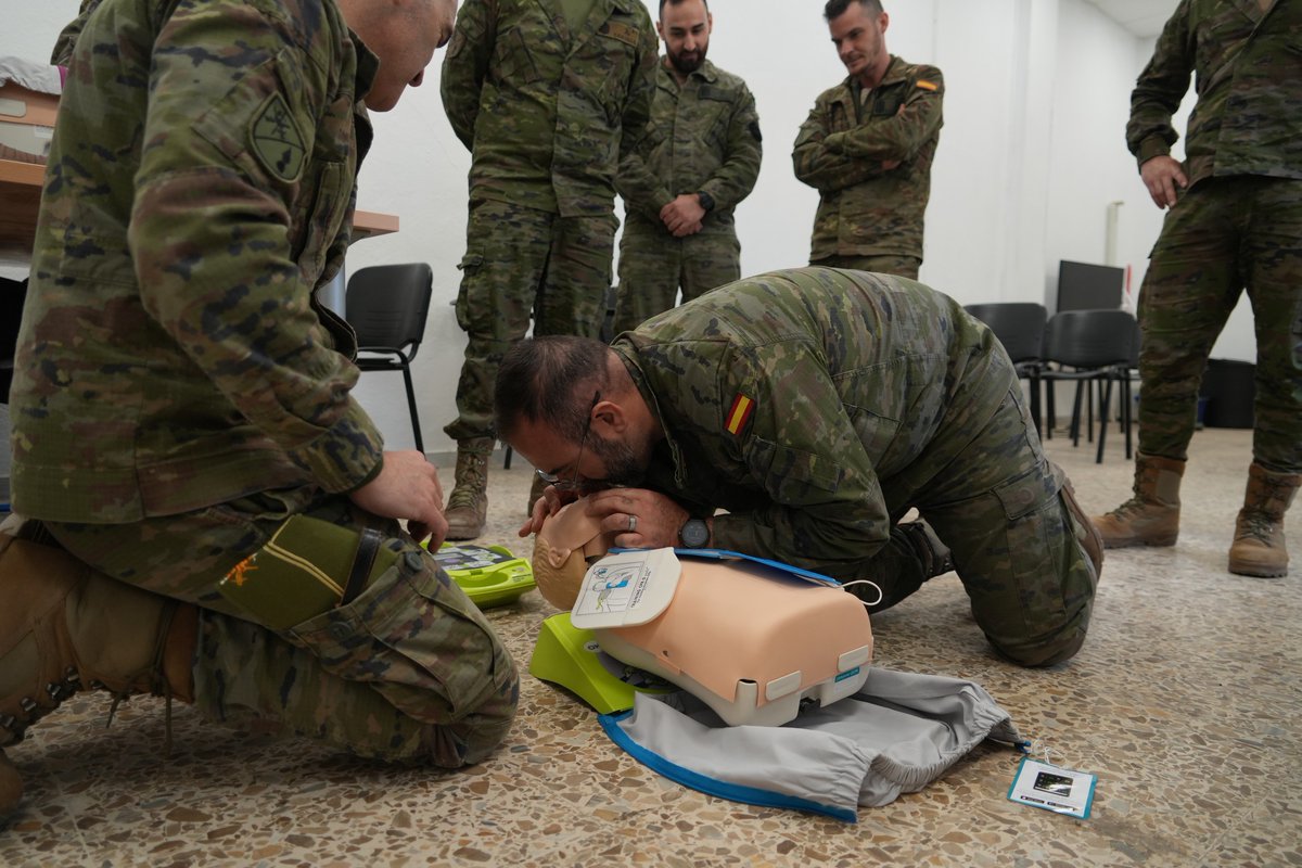 EjercitoTierra's tweet image. ☀️#Buenosdías y #Felizsábado. La Brigada "Rey Alfonso XIII" de #LaLegión, comienza con la preparación para su despliegue en la misión SVK-VI @NATOTFSlovakia .
👉 Uno de los puntos importantes de esta formación son las jornadas de Nivel de Capacitación 1 de Formación Sanitaria.
📖