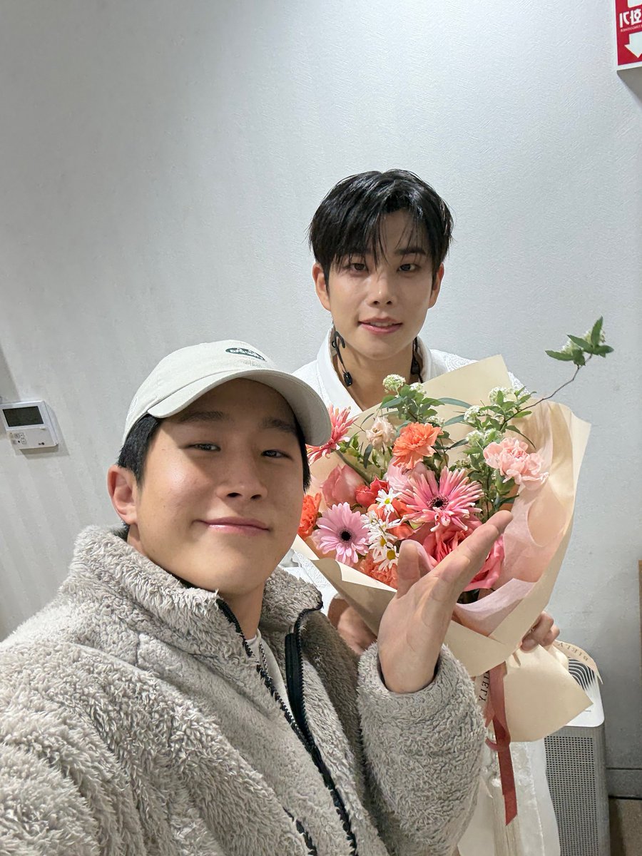 ar0hahwaiting01's tweet photo. 260207 🐶💬
Jinjin shared photos with MJ during The Mission K 🧡💚
#엠제이 #진진 #아스트로 #ASTRO https://t.co/LQIjiGEuMm