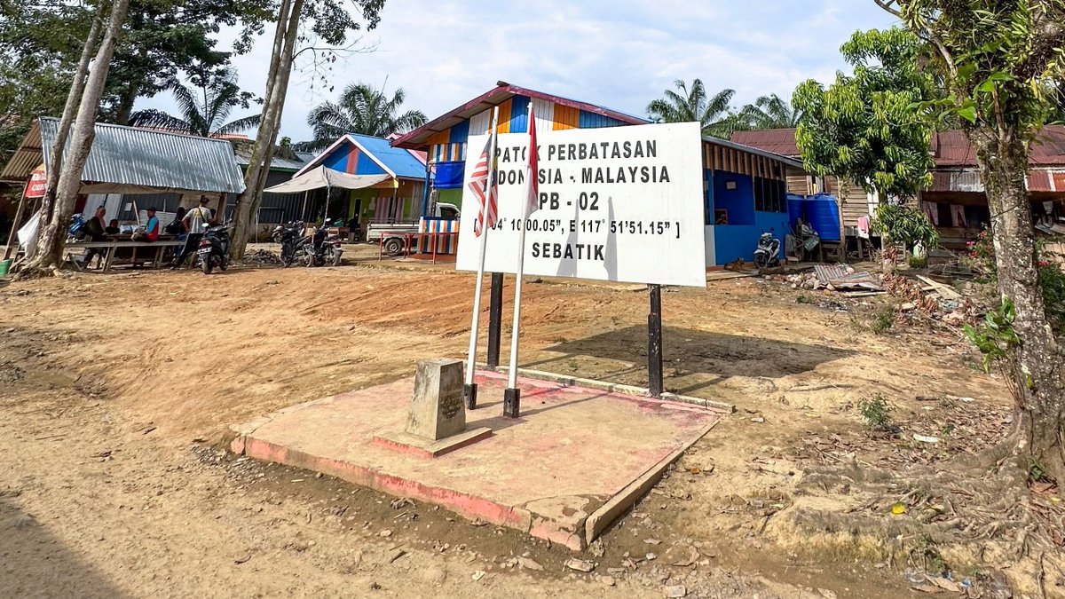 Pillandia's tweet photo. International border between Indonesia 🇮🇩 (rightwards/foreground) and Malaysia 🇲🇾 (leftwards/background). 
📸: 2023. 
https://t.co/3ctpQfW0DF 

#Kalimantan #Borneo #Sebatik #Perbatasan #Sempadan https://t.co/1koTJNzYPs