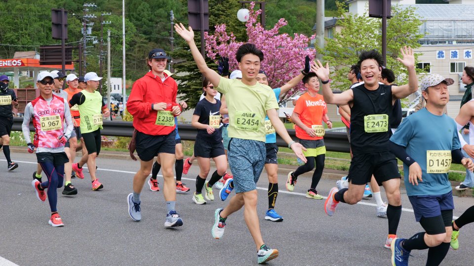 /／
洞爺湖マラソン　受付中！
\＼

「日本百景」「美しい日本の歩きたくなるみち500選」などにも選ばれた、北海道有数の美しい湖・洞爺湖の湖畔を1周走るフルマラソン。

季節は清々しい北海道の5月。
新緑の木漏れ陽、
きらめく湖水と残雪の山々、
咲き誇る八重桜など
美しい風景が待っています！