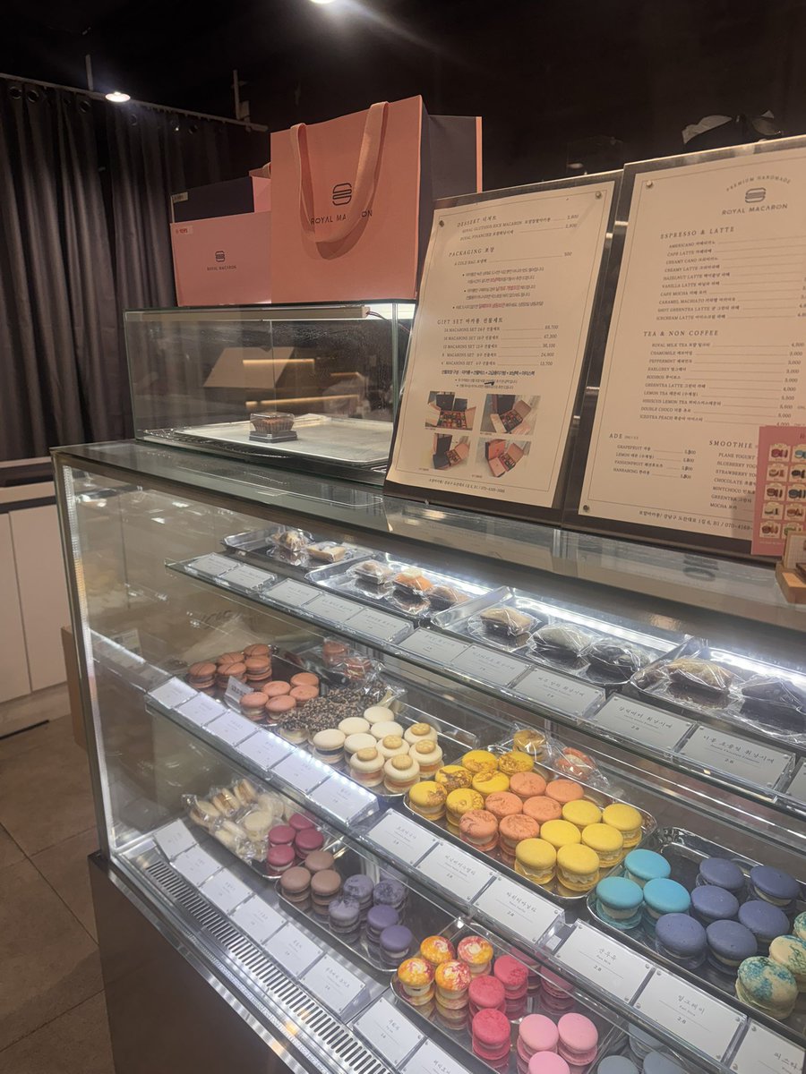 ramimimimimi_'s tweet photo. ドバイチョコってずっしりモチモチって感じがするけど、ここのはマカロン屋さんだからなのか？持った瞬間に分かる軽さ。もちが薄くてモチモチよりもふわふわで絶品でした૮ .  ̫ . ა♡
13時と18時の2回に分けて販売 https://t.co/5tslQ5dGtC