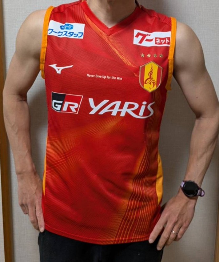 先日作成したノースリーブユニの袖口をバイアステープで処理。
近くで見られると諸々荒さがバレてしまいますが、素人仕事なのでこれだけ出来れば十分です。

グランパス公式様、是非ともノースリーブユニ(シャツ)の販売を…！
#Jユニランナー
#Jサポランナー
#grampus
#名古屋グランパス