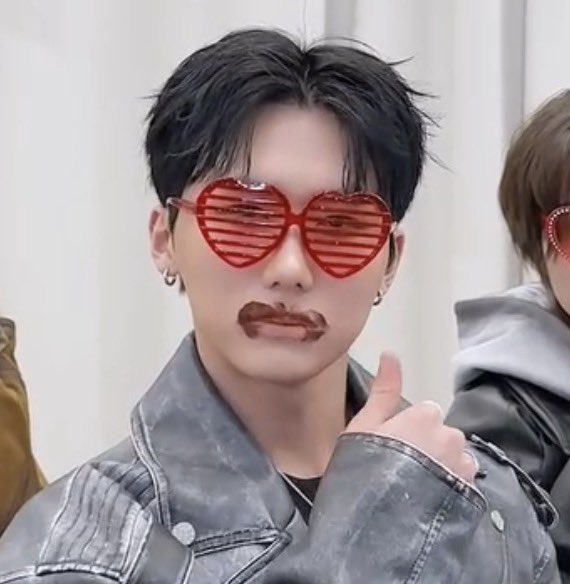 ....... 누가봐도 맛난 두쫀쿠 먹은 사람이다