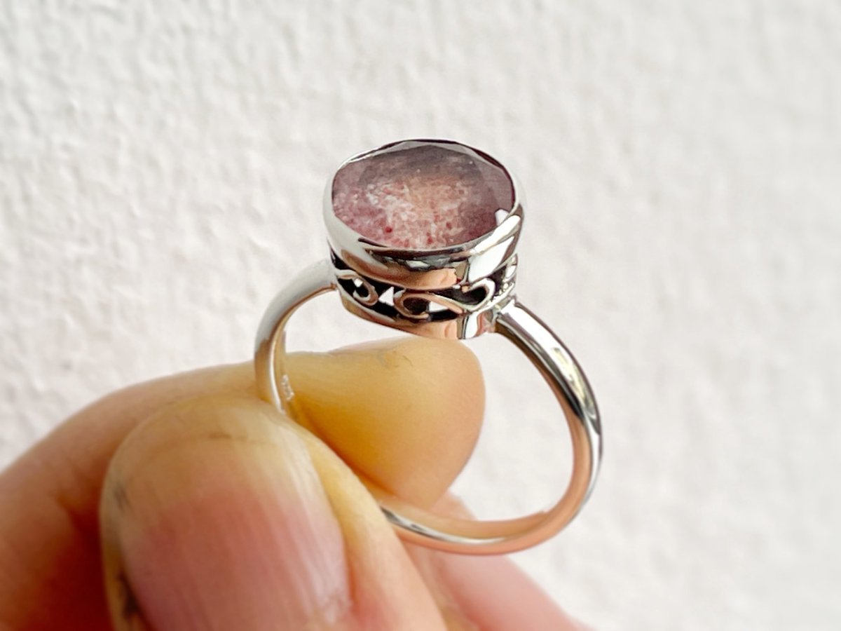 コツコツ作っている #一点もの 

まずこちら。

#シルバー #SV925 で作りました。
#エピドート #インクォーツ

こちらも #草津近鉄 #プラグスマーケット さんで並べます。
2月11日からです！

#彫金
#シルバーアクセサリー
#goldsmith
#ジュエリー
#jewelry