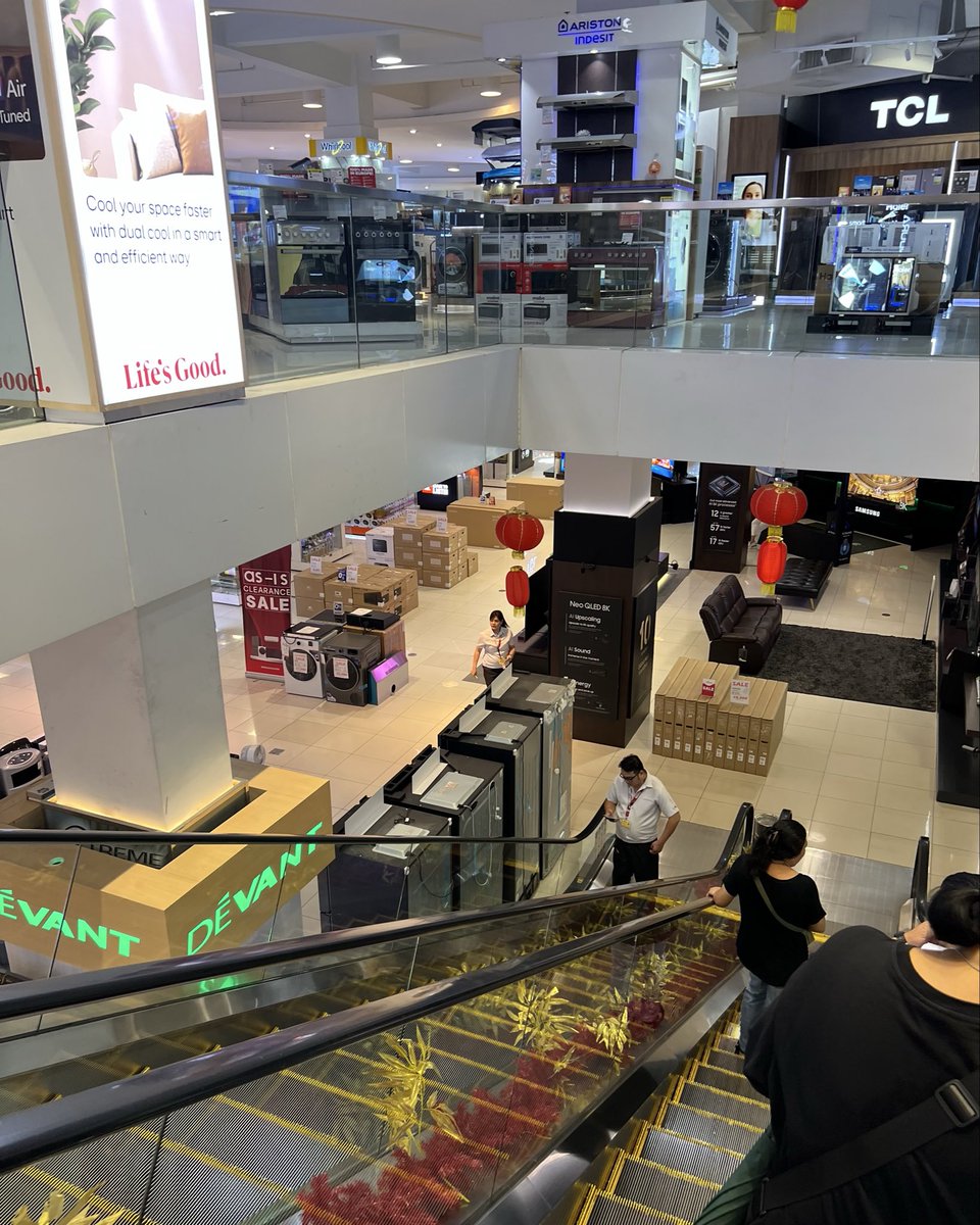 tondescending's tweet photo. etong Ansons ang male counterpart ng Watsons, daming salesman 😄 https://t.co/ThUUyNj69l
