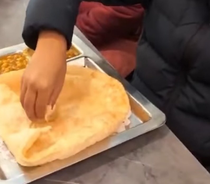 मशहूर सिंगर Kaka ने एक Podcast में बताया कि ,

कनाडा में एक बार अमृतसरी नॉन खाया था ,  जो इंडिया जितना ही ऑयली था , लेकिन 2 घंटे में हजम हो गया !

लेकिन इंडिया में छोले भटूरे या अमृतसरी नॉन खा लेने पर हैवी सा Feel होने लगता हैं , अगले दिन तक हजम नहीं होता है !

कनाडा की सरकार