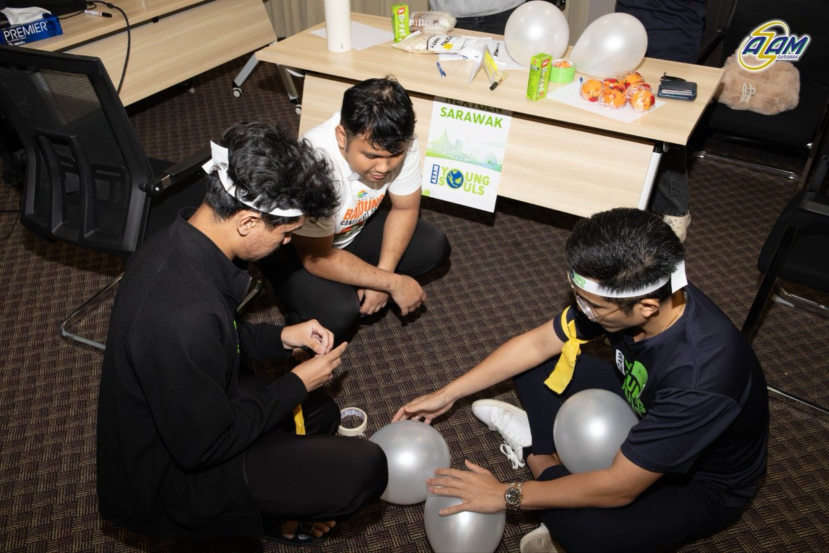 AZAMSarawak's tweet image. With so much going on, we totally forgot to share our Day 1 moments 😅

Here’s a quick glimpse of what went down on Day 1 of AYS Capacity Building 2026

#AZAMSarawak #MovementforProgress #DigitalForImpact #AZAMCourtesyCall