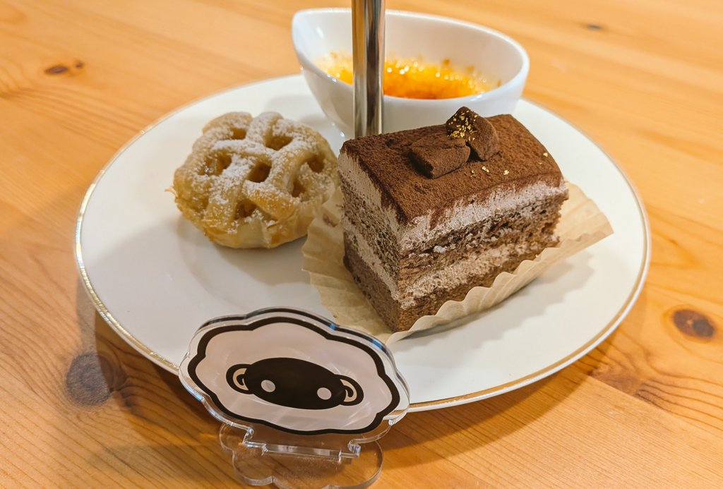 #ふらぺら
アフタヌーンティーセット。
スコーンふたつ、クッキー、アップルパイとチョコレートケーキとクレームブリュレのセットです。