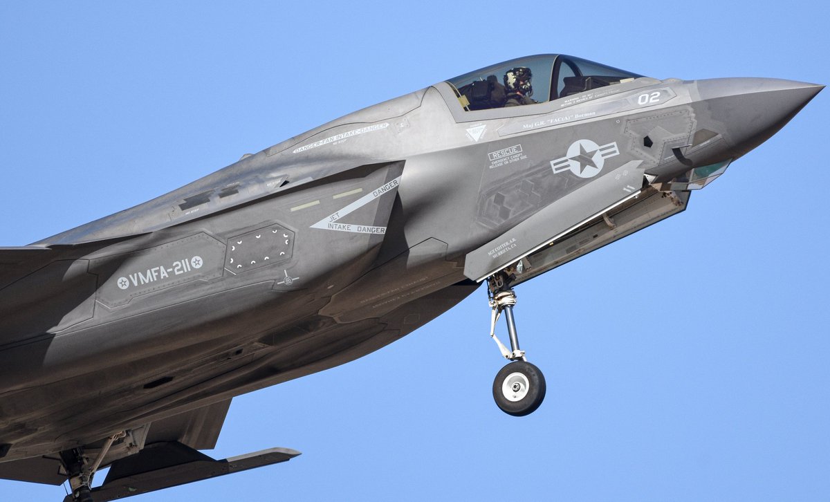 619_Aviation's tweet photo. WAKE31 ×4 F-35Bs from VMFA-211 the "Wake Island Avengers" banking into MCAS Yuma after a long W-291 Sortie a few years back.
#f35B #vmfa211 #mcasyuma https://t.co/p5cAgQrm2y