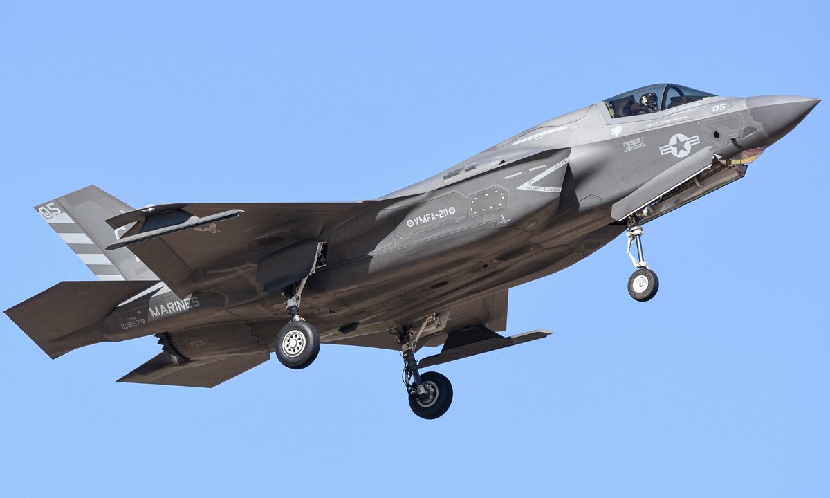 619_Aviation's tweet photo. WAKE31 ×4 F-35Bs from VMFA-211 the "Wake Island Avengers" banking into MCAS Yuma after a long W-291 Sortie a few years back.
#f35B #vmfa211 #mcasyuma https://t.co/p5cAgQrm2y