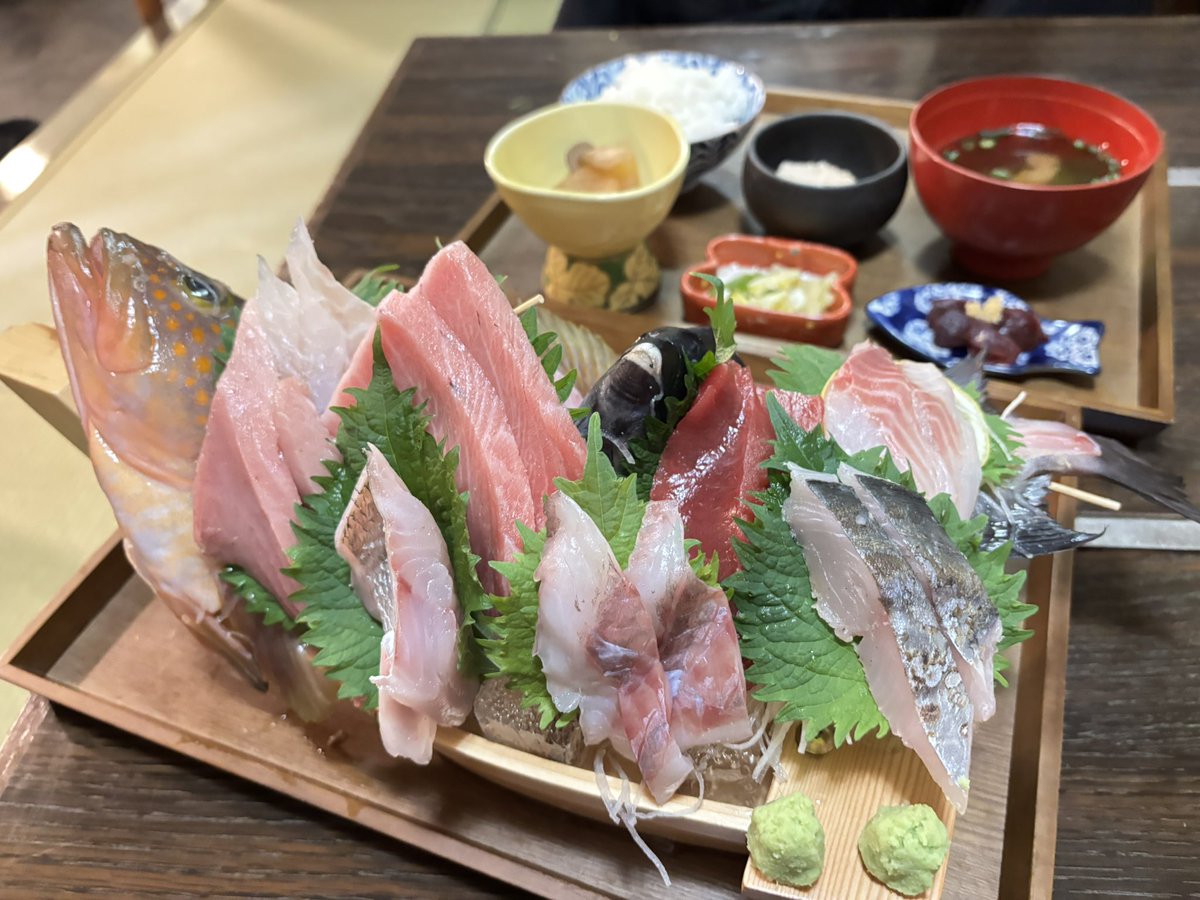 DeBoom12's tweet photo. 刺身定食（2人前）を頼んだだけなんです。
出てきたのは…舟盛り🚢

ビビりました。

しかもトロがでかい。
そして口の中で消えました🫠

#魚定食魚魚 https://t.co/G4g419r0eE