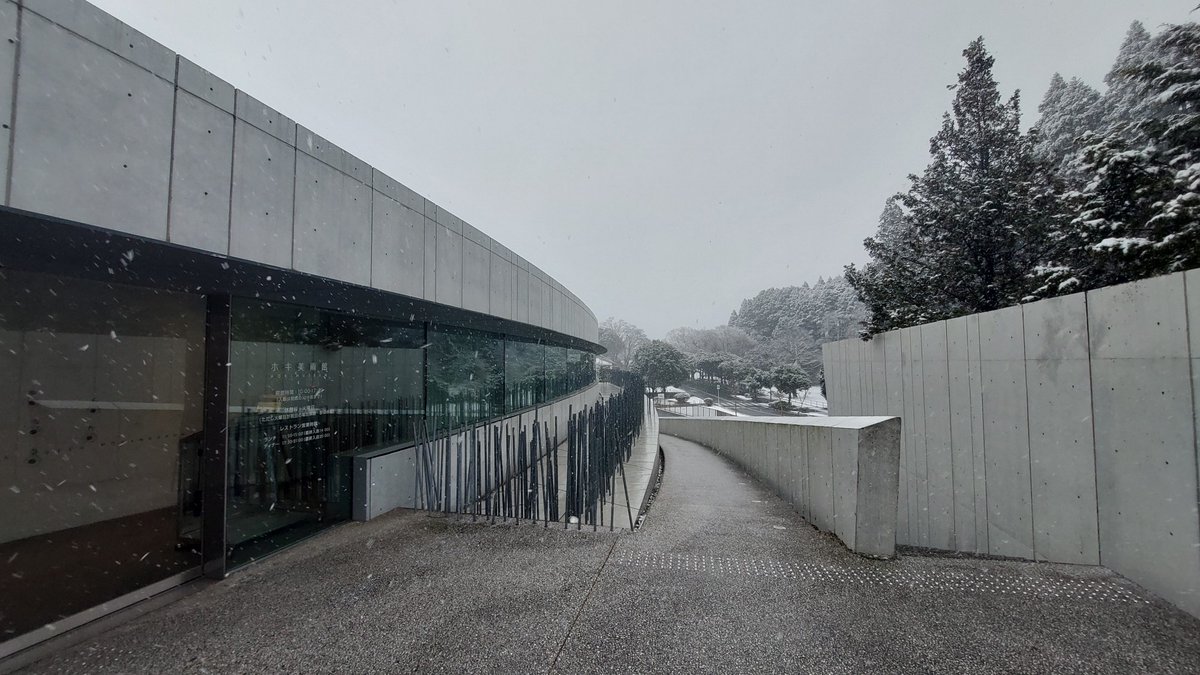 本日は朝から雪が止まず、ホキ美術館の周りも久々に雪が積もりました
明日どのくらい積もるのか・・・
ご来館予定のお客様はなにとぞお足もとにご注意ください⛄