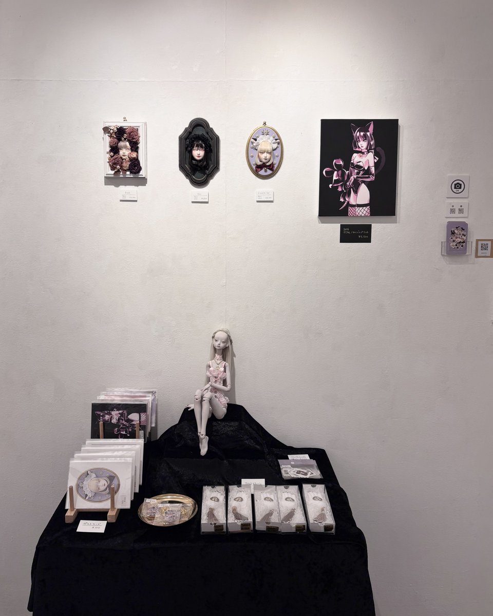 tkdoll105's tweet photo. グループ展始まりました🖤
最終日に在廊予定です
よろしくお願いします！

#DFGHarajuku #デザフェスギャラリー https://t.co/oA3VaOXHBu