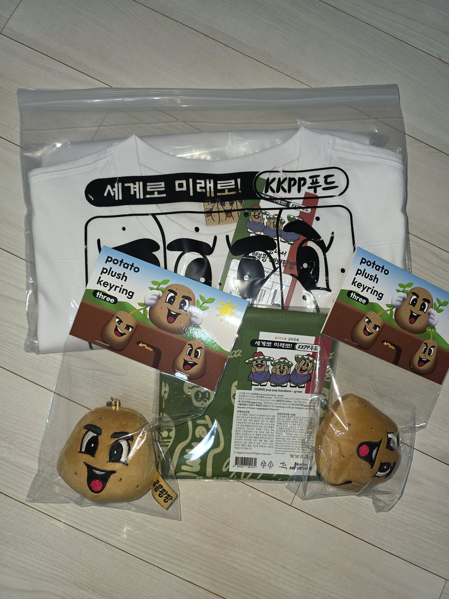 이제 슬슬 앨범들 오는중인데
부지런해야 덕질도 한다는 말 알겠음 
포카 교환도 해야하구 .. 
팬싸 앨범왔는데 이많은건 또 어찌한담 😳
(아직 박스 오픈도 안함 😅)