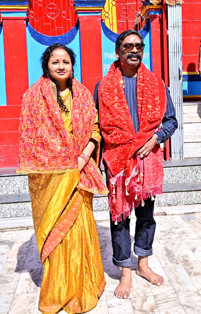 HemantSorenJMM's tweet photo. आज शादी की सालगिरह के पावन दिन परिवार संग रजरप्पा की पावन स्थली में स्थित मां छिन्नमस्तिका मंदिर में पूजा-अर्चना कर राज्यवासियों की सुख, शांति, समृद्धि और उत्तम स्वास्थ्य की कामना की।

मां सभी का कल्याण करें।
जय मां छिन्नमस्तिका! https://t.co/6wXxn5KRNc