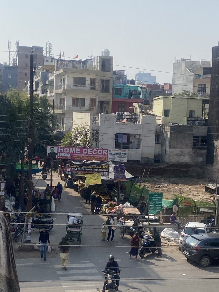 kunaljoshi93's tweet photo. Corruption of @noida_authority on full display for 20+ years. This encroachment in Sector 27 E block of Indira market has ruined the lives of residents. Yet @CeoNoida seems to be unbothered. @myogiadityanath @myogioffice @UPGovt @dr_maheshsharma action please #NoidaAuthority https://t.co/8LybCnbHQx