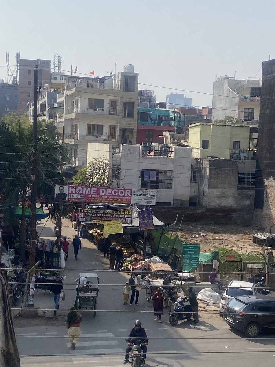 kunaljoshi93's tweet photo. Corruption of @noida_authority on full display for 20+ years. This encroachment in Sector 27 E block of Indira market has ruined the lives of residents. Yet @CeoNoida seems to be unbothered. @myogiadityanath @myogioffice @UPGovt @dr_maheshsharma action please #NoidaAuthority https://t.co/8LybCnbHQx