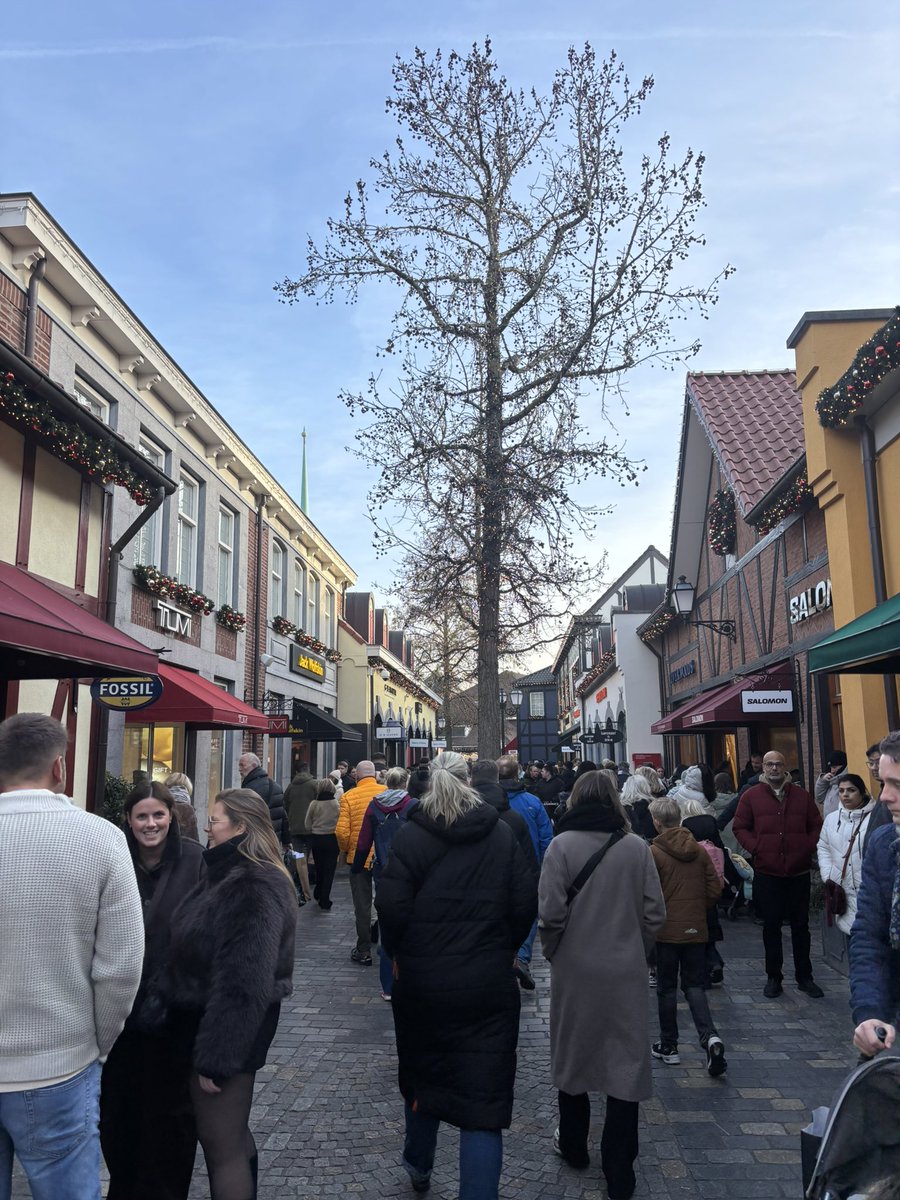 Günaydın,mutlu hafta sonlarınız olsun
Güzel insanlar☕️🍫🎼☀️🦅