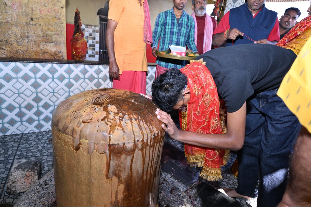 JMMKalpanaSoren's tweet photo. आज अपने विवाह वर्षगांठ के अवसर पर परिवार के साथ रजरप्पा स्थित मां छिन्नमस्तिका की दिव्य शरण में उपस्थित होकर पूजा-अर्चना का सौभाग्य प्राप्त हुआ।

मां के चरणों में राज्यवासियों के सुख, शांति, समृद्धि एवं उत्तम स्वास्थ्य की कामना अर्पित की। मां छिन्नमस्तिका हम सभी पर अपनी कृपा बनाए ���खें।

जय मां छिन्नमस्तिका!