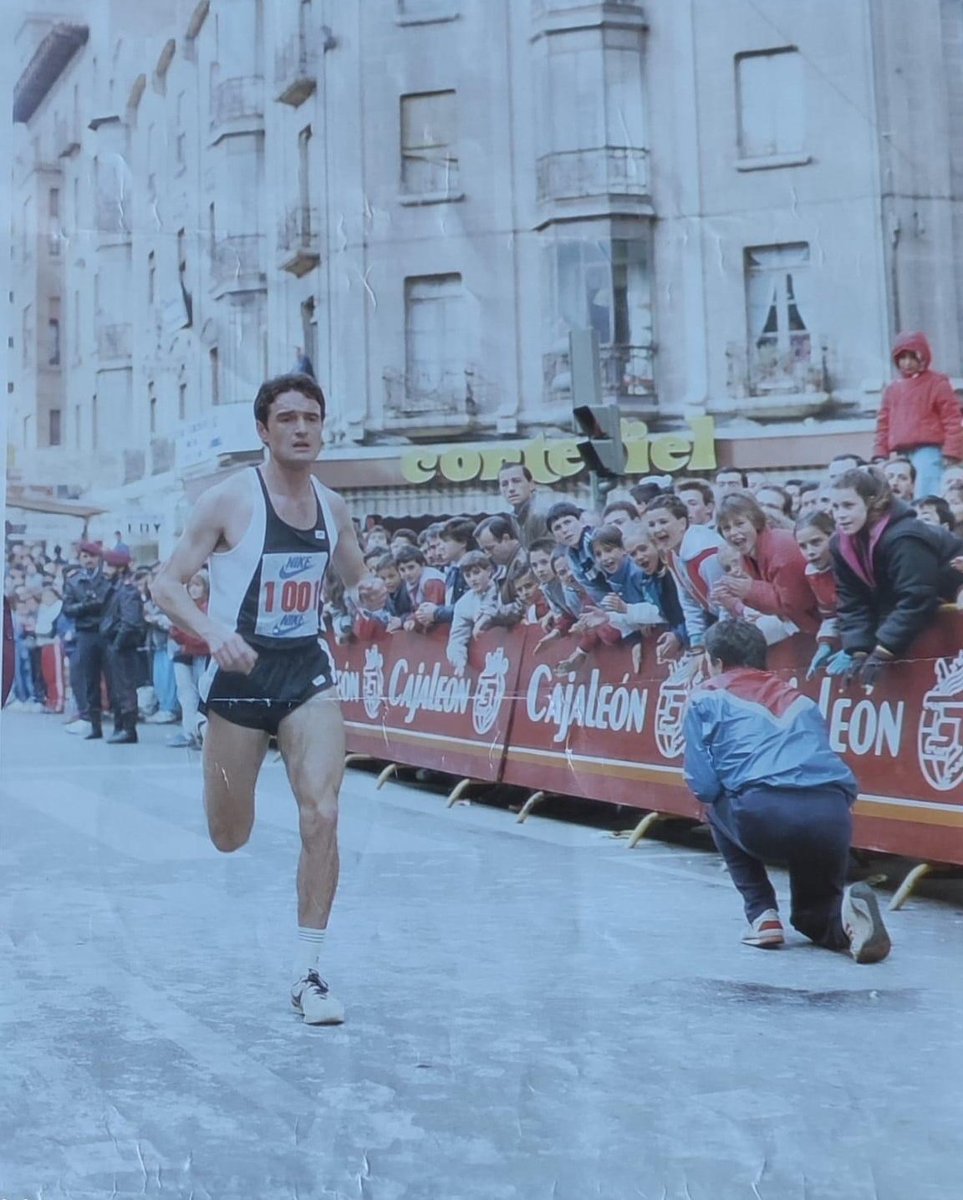 Nos vamos a los años 80 con el atleta español que más veces ha ganado el <a href="/MaratonSevilla/">Zurich Maratón de Sevilla</a>

 Trabajaba en la Policía y ya superaba los 200 km semanales porque ganar  no fue fácil en ninguna época 

zurichmaratonsevilla.es/zms-noticia/le…