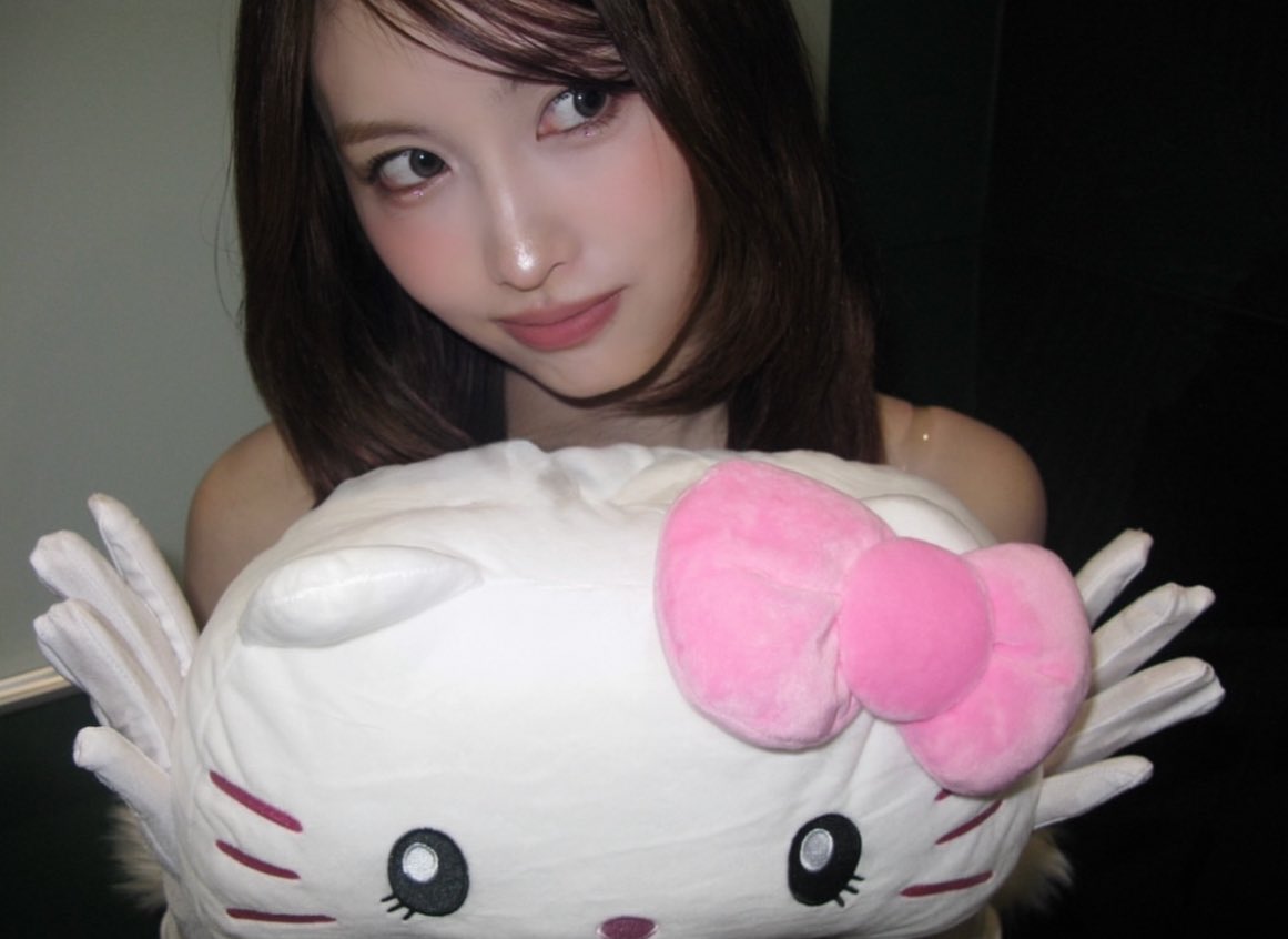 momopopbase's tweet image. MOMO AND HER OBSESSION WITH HELLO KITTY 😭🩷