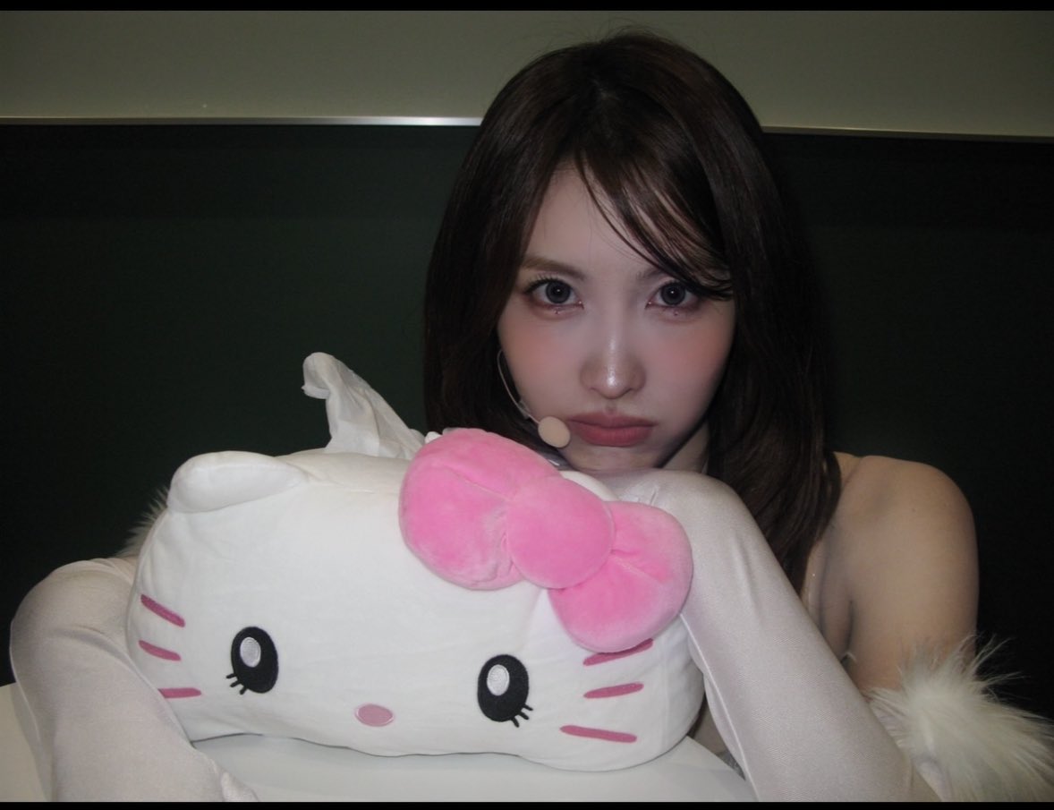 momopopbase's tweet image. MOMO AND HER OBSESSION WITH HELLO KITTY 😭🩷