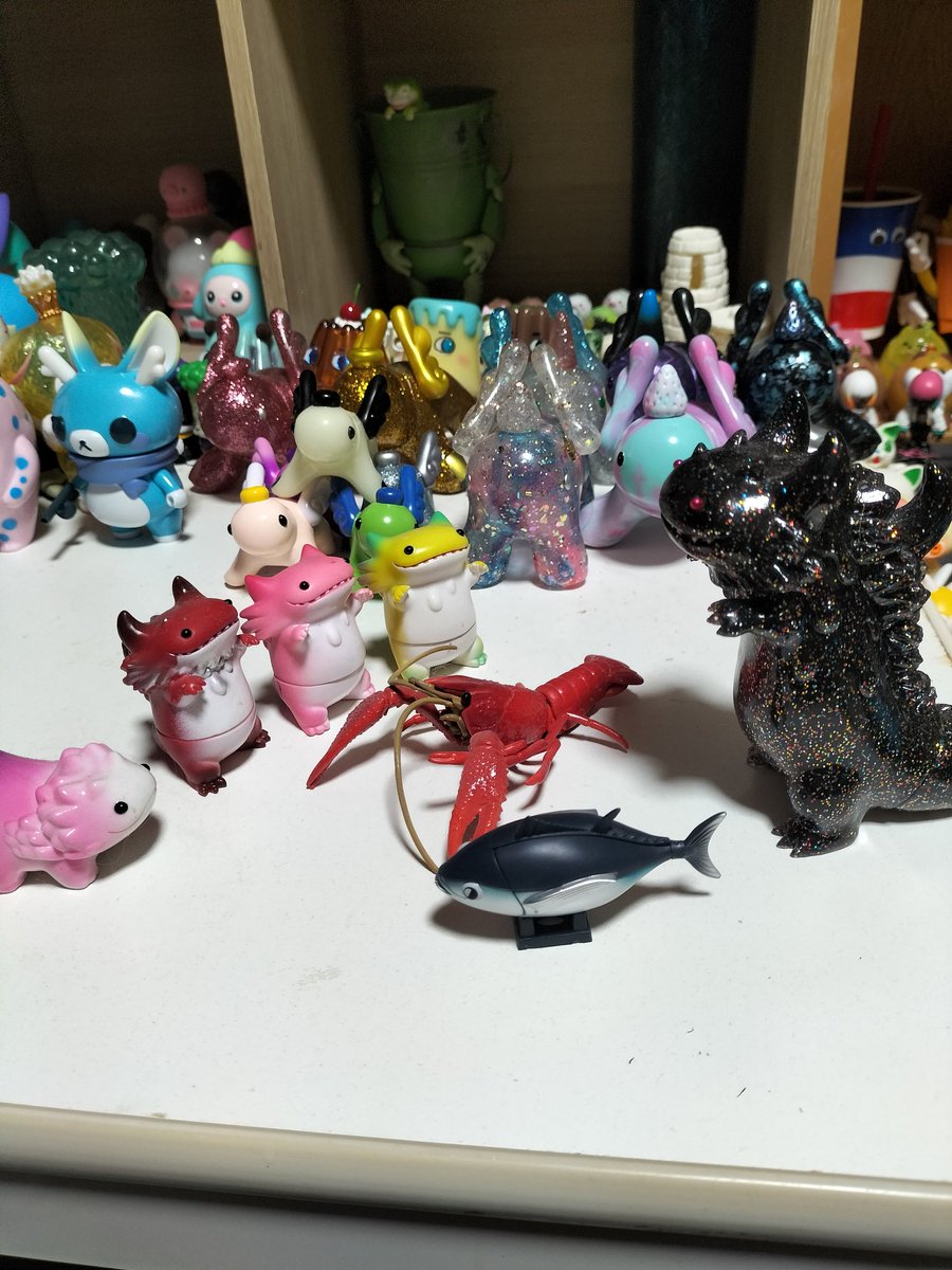 さあさあ、今日のディナーはザリガニ🦞とマグロアルよ♬ わーい