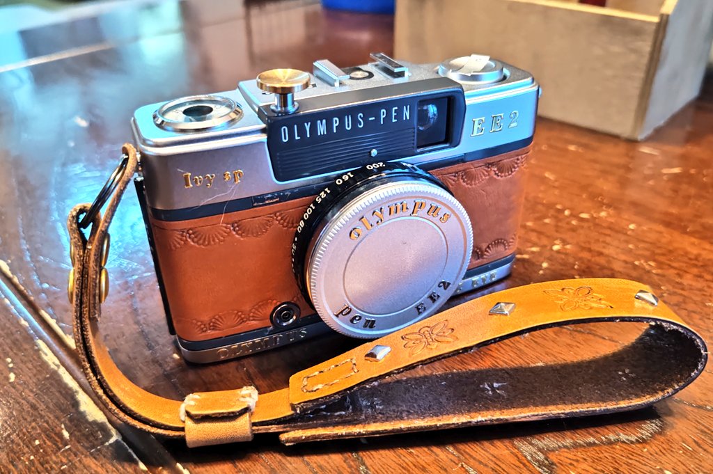 ivy_maze's tweet photo. 熱川温泉で撮った PEN EE-2 の写真。
ハーフカメラだから粗いのは当然だけど、露出は完璧だし風景はなかなか良い写り!
スナップショットは昔のバカチョンて感じの写りで好き。
#国産カメラ #Olympus
#EE2 #レンジファインダー #フィルムカメラ #クラカメ #クラシックカメラ https://t.co/v2VLYUDJRS