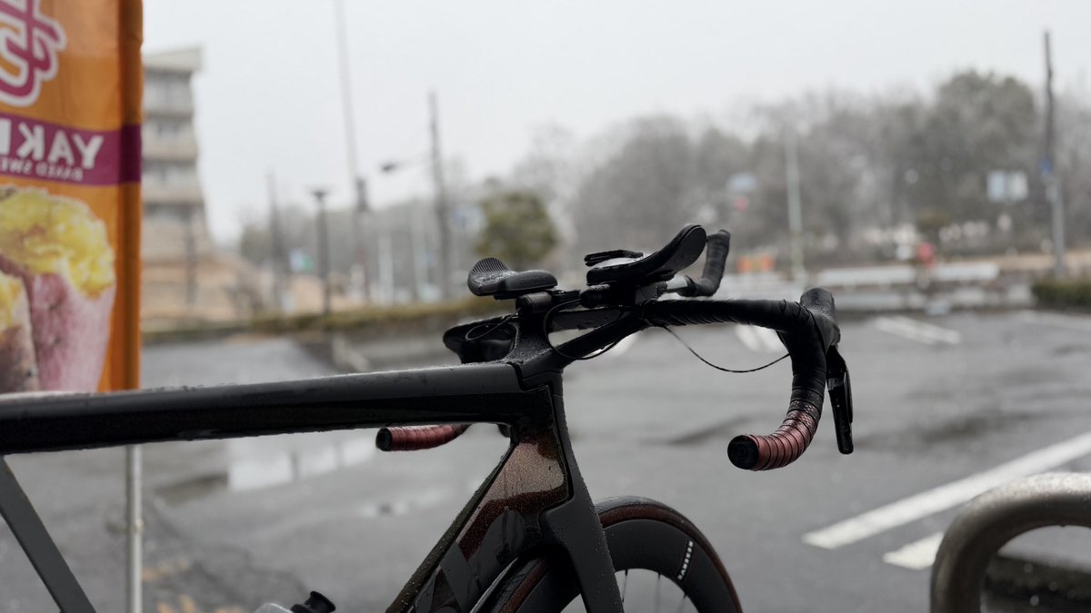 Tricycle635's tweet photo. 予想に反して尾根幹の雪が割と本気モード☃️
雪で全身濡れて、冷え過ぎた手足の痛みで今日のライドはヤバかった… https://t.co/J2SisLhbxa