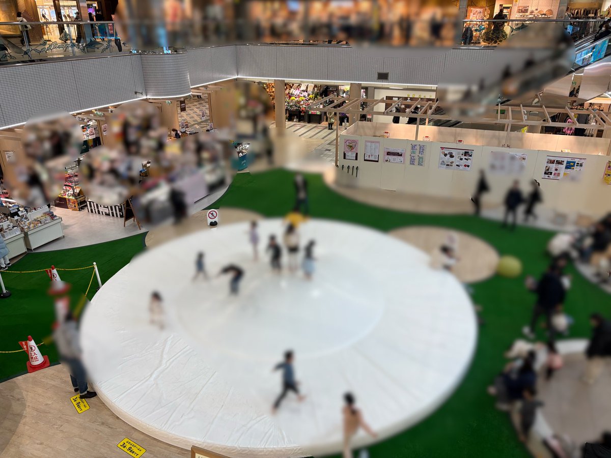 前日リハからの帰り道、ショッピングモールの中に巨大トランポリンが