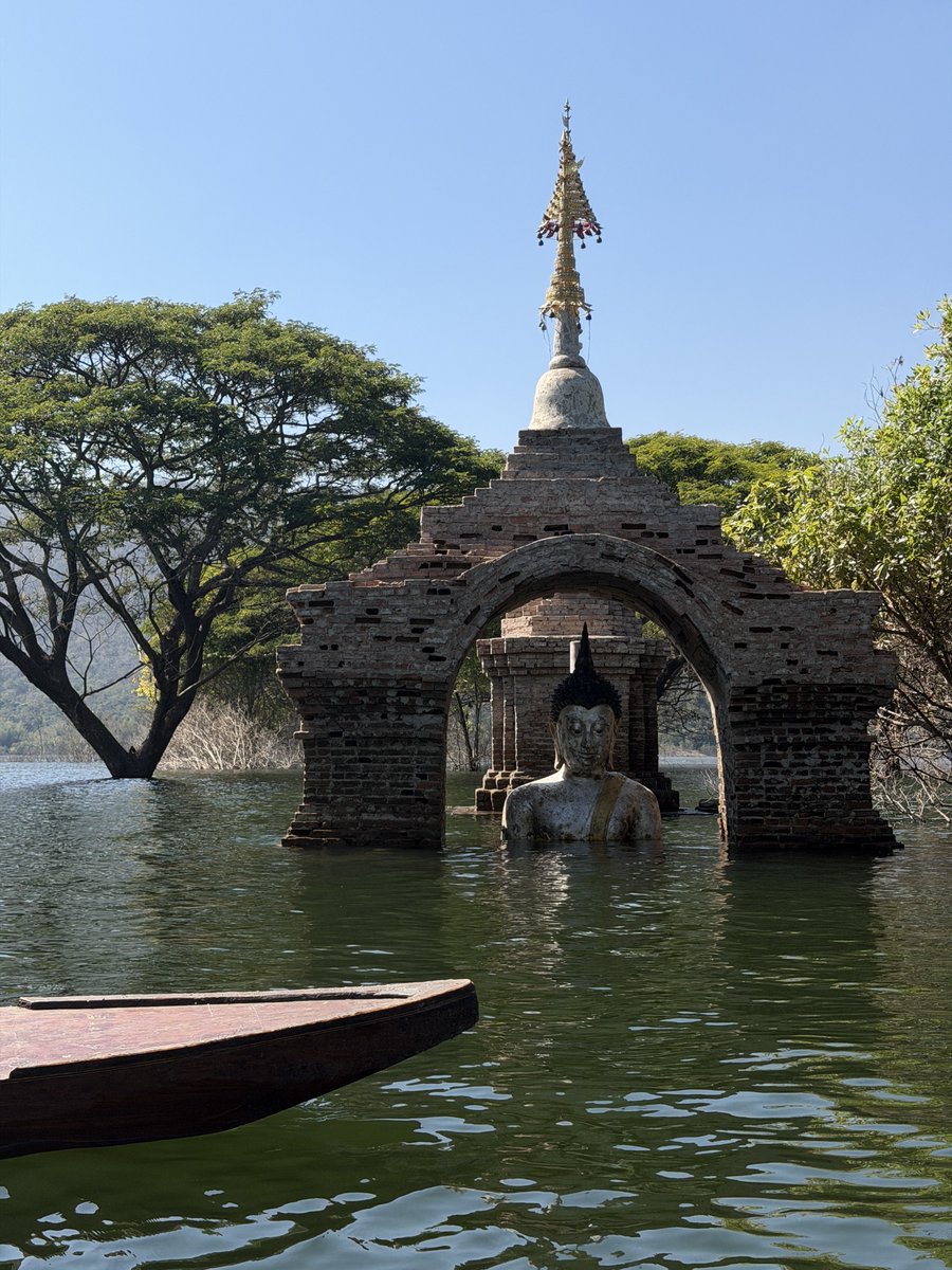 Dekchaikumkom's tweet image. วัดกลางน้ำ จ.ลำพูน ที่ล้อมรอมด้วยต้นฉำฉา นั่งเรือ 10 นาที ตรงแพที่เดียวกับไปโรงเรียนเรือนแพ หนังเรื่องคิดถึงวิทยา วัดของจริงสวยมาก น่าขนลุก แถมยังมีต้มฉำฉากลางน้ำอีกด้วย 

📍วัดบ้านเก่า วัดกลางแม่น้ำปิง , อุทานแห่งชาติแม่ปิง จ.ลำพูน