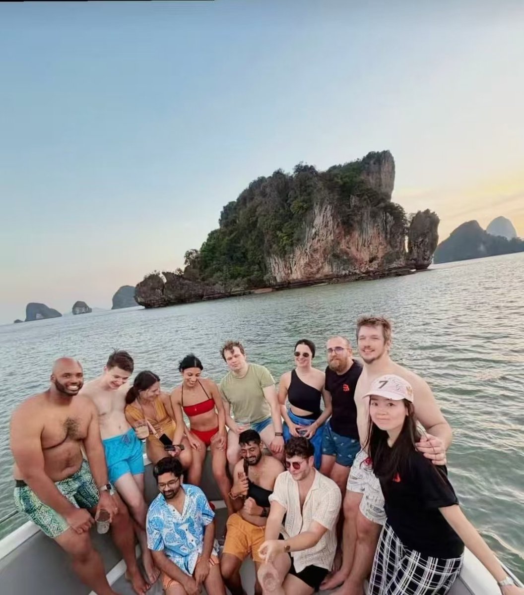 在普吉岛的日落里发现：最完美的算法，是团队心跳的同频共振! Teamwork rocks! 
#BitSafeOffsiteinPhucket2026