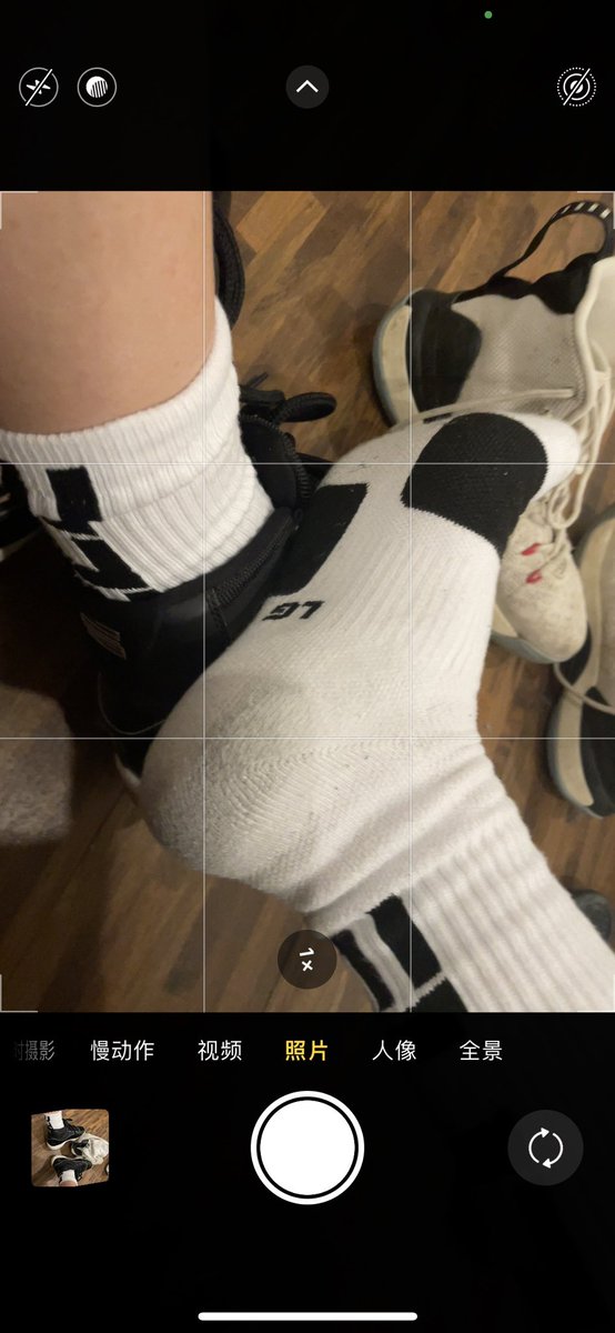 canmorens1's tweet photo. 盯着你爹白袜发骚么，🐶b 骚起来 https://t.co/b22lunpNFp
