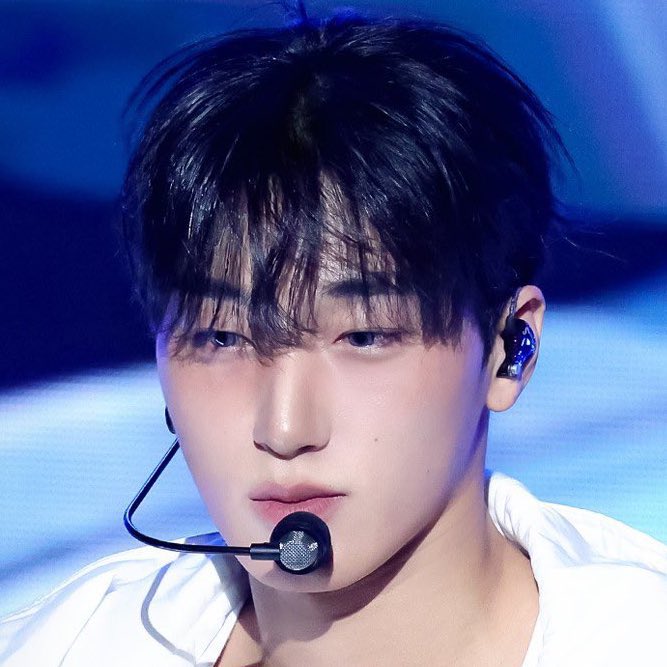 แค่วางรูปข้างกันก็เขินแล้ว คนนึงหน้าชัดตาจมูกปากเด่นหมด ส่วนอีกคนหน้าจุ๋มจิ๋มผิวเนียนเหมือนนมบุด บ้าเอ้ย โคตรจะหยินหยางคู่ตรงข้ามแต่เหมาะสม