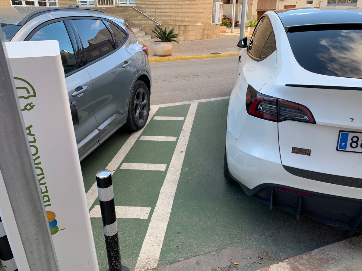 AlfsLee's tweet photo. Ja son pocs els carregadors de cotxe al poble.. que a més, la gent gasta els espais de carrega com a parking privat.
3 ocasions que trovem este Tesla sense fer-ne ús del carregador, suppose que passa ahí la nit i s’estalvía buscar lloc d’aparcament. @MartaBenifaio @Aj_Benifaio https://t.co/NZsAtdMXyM