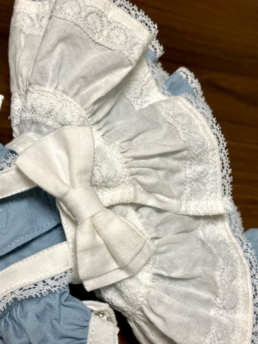 15年以上前のディーラー様製、というとても可愛い1/6ドール用アリス服をお譲り頂いたのですが、経年劣化で黄ばみが出ているとのこと。かつてロリータ服の手入れをしたのと同じ方法で染み抜きと洗濯を敢行し、とても綺麗になりました！
干すときにシワを伸ばすロリータあるある技を駆使（笑）