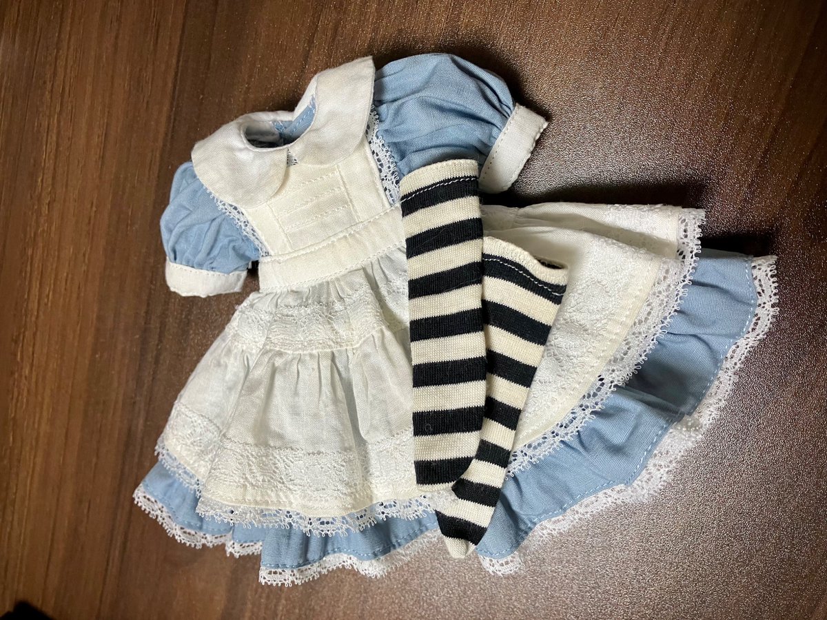 akaneya123's tweet photo. 15年以上前のディーラー様製、というとても可愛い1/6ドール用アリス服をお譲り頂いたのですが、経年劣化で黄ばみが出ているとのこと。かつてロリータ服の手入れをしたのと同じ方法で染み抜きと洗濯を敢行し、とても綺麗になりました！
干すときにシワを伸ばすロリータあるある技を駆使（笑） https://t.co/CU6LGmWymd