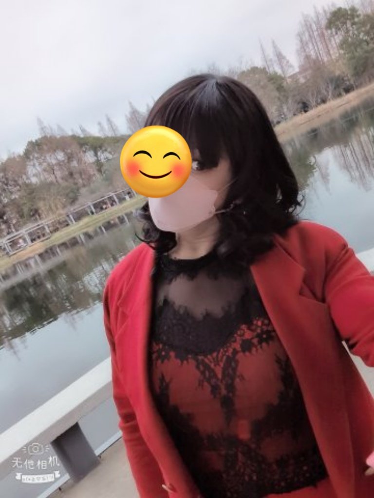 小湖泊的倒影也是很不錯拍照呢！坐在對面的老大爺可能很納悶，為何一個小公園就可以讓我傻呼呼自拍了一陣子。
放假散步逛街，就是開心。