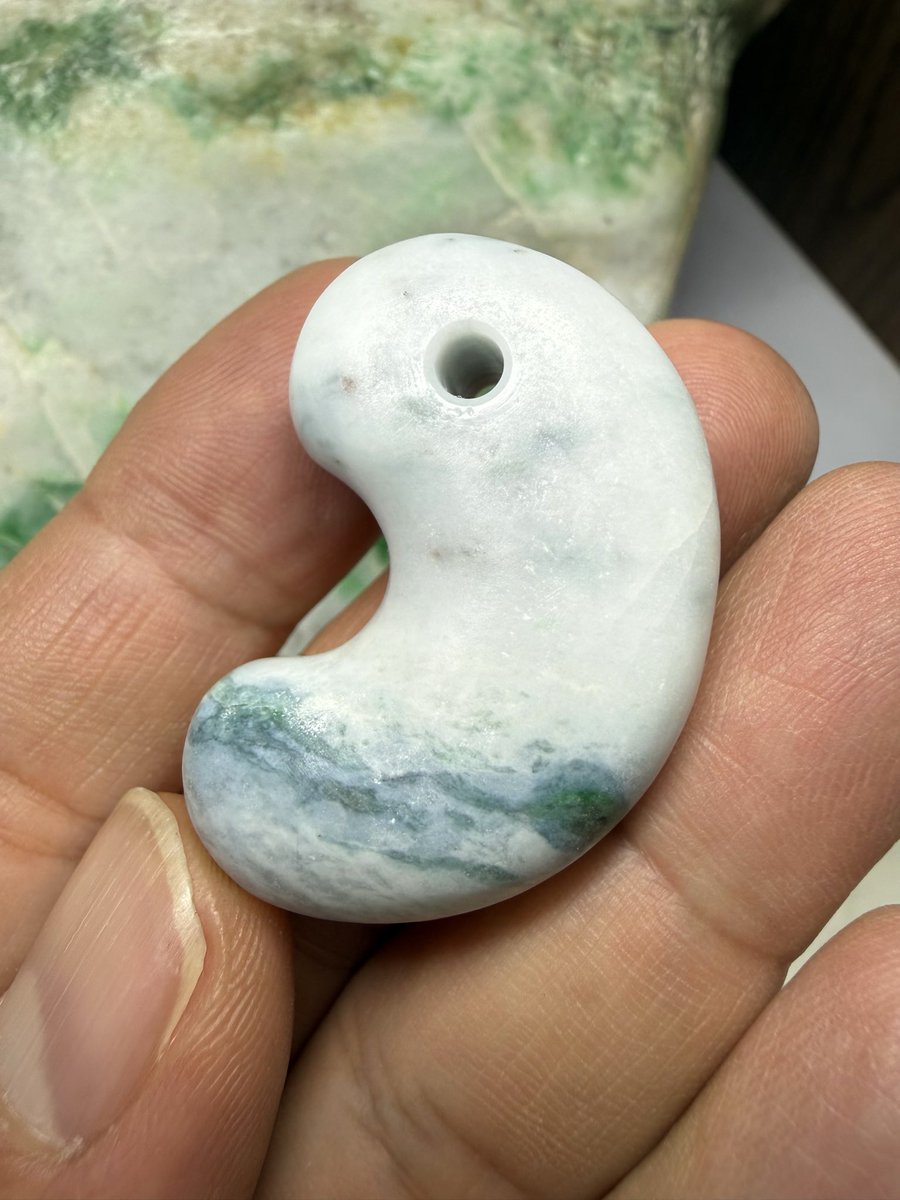 みどり店です😁 【手磨き勾玉セット‼️】の準備をしていた所､白地の