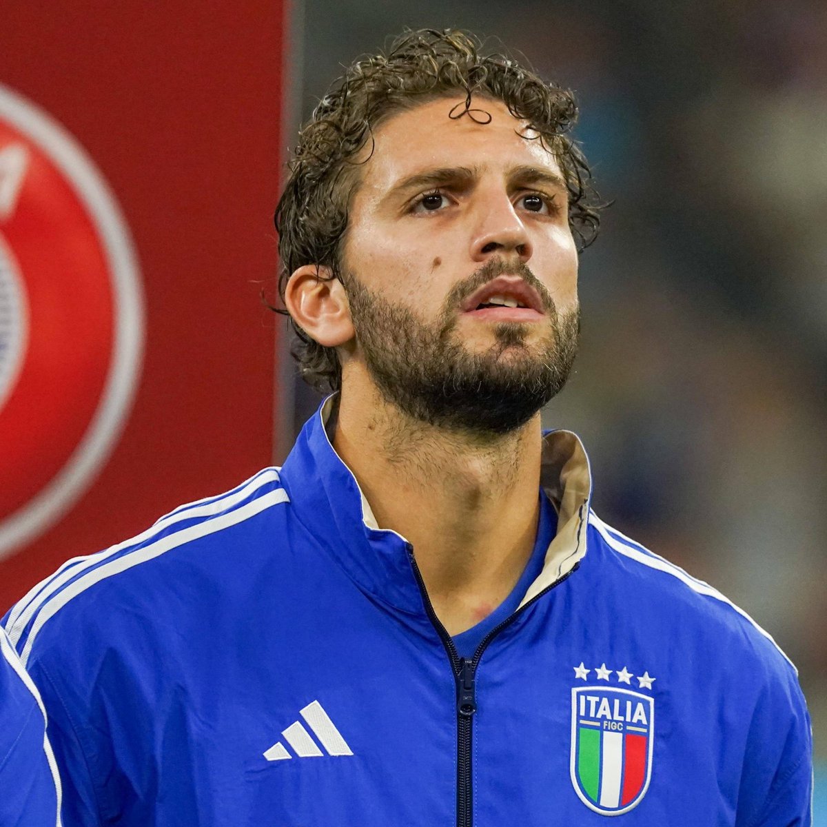 TheMatchdayHQ's tweet photo. 🚨🇮🇹 | 𝐉𝐔𝐒𝐓 𝐈𝐍: Manchester United have CONTACTED Manuel Locatelli’s representatives as they step up their push to sign the midfielder this summer.

[@TEAMtalk @calciomercatoit] https://t.co/IqSCwY9qQf