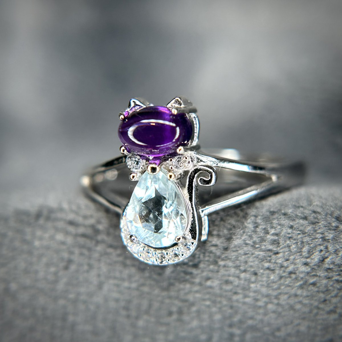 Inormal365's tweet image. 久しぶりに作った、お洒落ミニネコリング🐈🐈‍⬛

カボションカットのアメシストとアクアマリンを使用した、2月&amp;amp;3月の誕生石ネコリングです💜🩵

本日20時～販売開始です😊